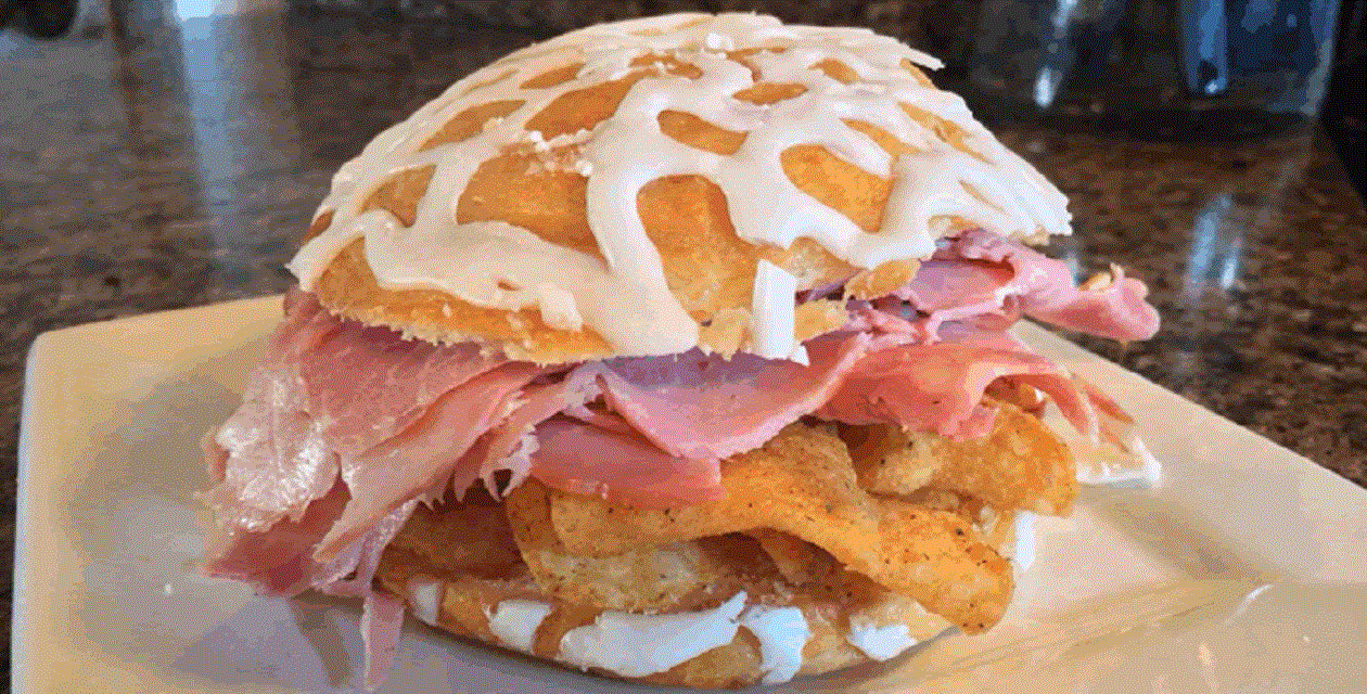 Danimarka-Koldt Bord
Kızarmış somon ve Danimarka'nın meşhur Vienna ekmeği ile sunulan sandviç türü.