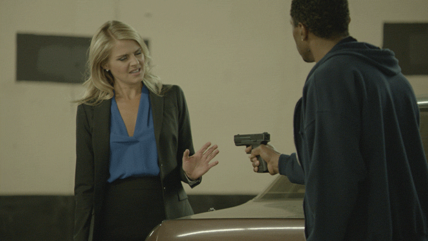 Öz güveniniz resmen tavan yapar
Tamam, yalnız yaşamaya başladığınız ilk zamanlarda belki biraz öz güven sorunu yaşayabilirsiniz. Ama kısa süre içerisinde bu durum yerine tam tersine bırakır ve kendinize olan güveniniz abartısız hat safhaya ulaşır. Çünkü tek başınıza bir ev geçindiriyor, tek başınıza hayatta kalıyorsunuzdur. Faturalarınızı kendiniz ödüyor, evin tüm ihtiyaçlarını tek başınıza gideriyor, belki de hiç yapamayacağınızı düşündüğünüz (tamirat, yemek, bulaşık, temizlik, sorunlu komşuların ağzının payının verilmesi) gibi işlerin üstesinden rahatlıkla geliyorsunuzdur.