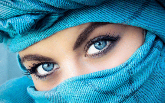 Mavi gözler
Hekes doğduğunda mavi gözlere sahipti. Ancak geçen zaman için gözlerin rengi değişiyor. Peki neden? Bilim insanlarının bu duruma da bir cevabı yok. Sadece melanin pigmenti ile ilgili dolduğunu düşünüyorlar.