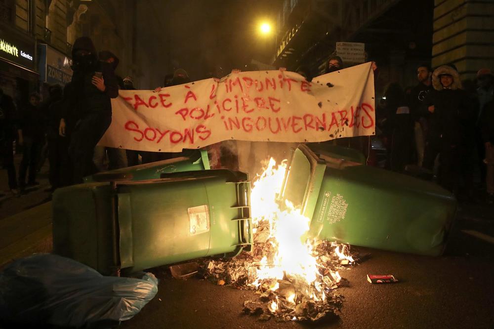 Paris sokakları karıştı - Yeni Şafak