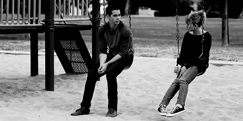 Çocukluk
Çocukken yapmayı sevdiğimiz şeyleri büyüdüğümüzde de yapmayı deneriz ama hiçbiri aynı tadı vermez. Çünkü o zaman masumsunuzdur ve dert denilen şey sizin için sadece arada sırada duyduğunuz ve anlamını bilmediğiniz bir yetişkin sözcüğüdür.