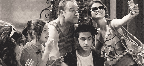 Aile
Elinizdeyken kıymetini bilemezsiniz çünkü hep sizinle kalacaklar sanırsınız fakat öyle olmaz. Acı gerçek yaşınız ilerledikçe yüzünüze çarpmaya başlar. Artık eski fotoğraflar aynı zamanda bir ölü insanlar müzesidir.