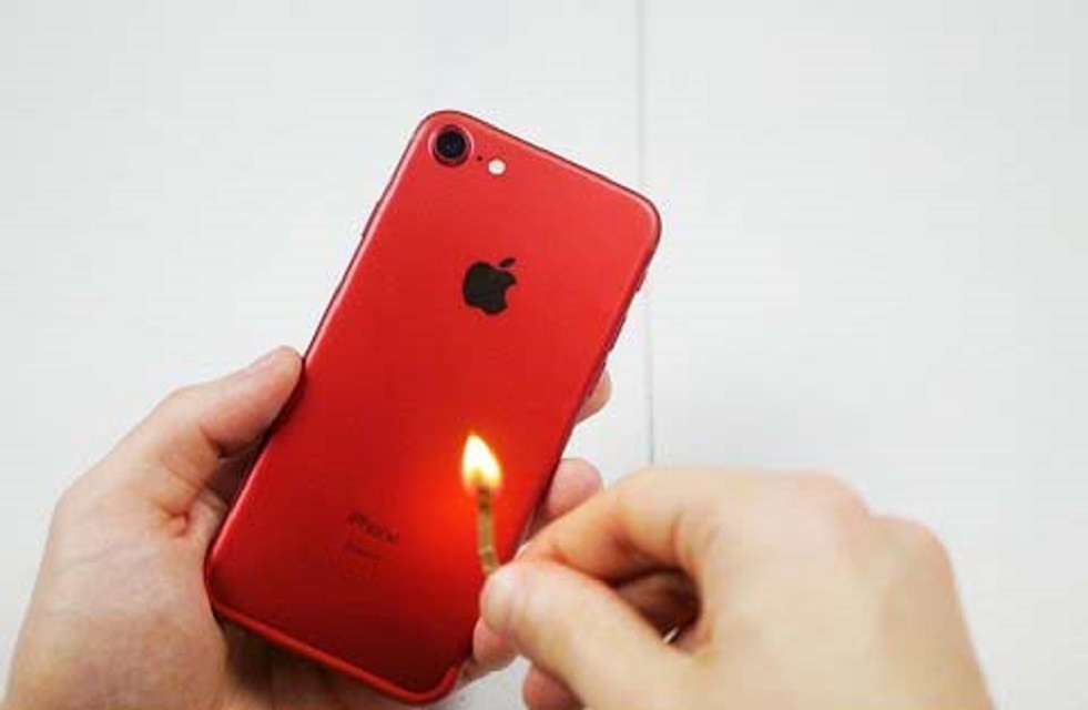 Kırmızı iPhone 7 yanma testinde
