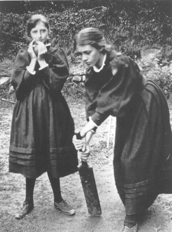 25 Ocak 1882 tarihinde İngiltere’nin Londra şehrinde doğdu. O da tıpkı diğer kız çocukları gibi, erkek kardeşleri tarafından okula gönderilmedi ve eğitimini evde tamamladı.