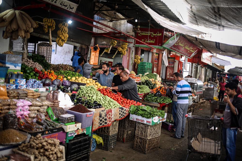 People shop for the the Islamic holy month of Ramadan in Gaza City, Gaza on May 26, 2017.