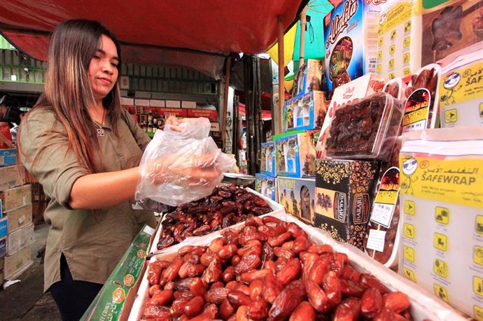 In Indonesia, which has the most populous Muslim population of the world, two days before Ramadan, citizens flocked to the markets for shopping.