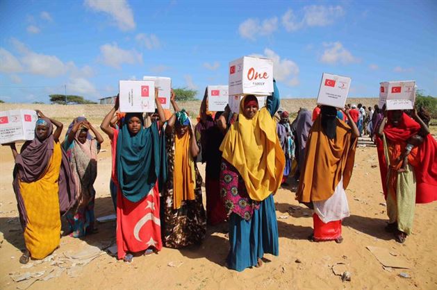 Lebanese-Swedish singer Maher Zain teamed up with the Turkish Red Crescent to deliver food aid packages to Somalia during the holy month of Ramadan. At least 6.2 million people in Somalia, or just about half the country, are grappling with the prospect of an acute famine due to deepening drought.

