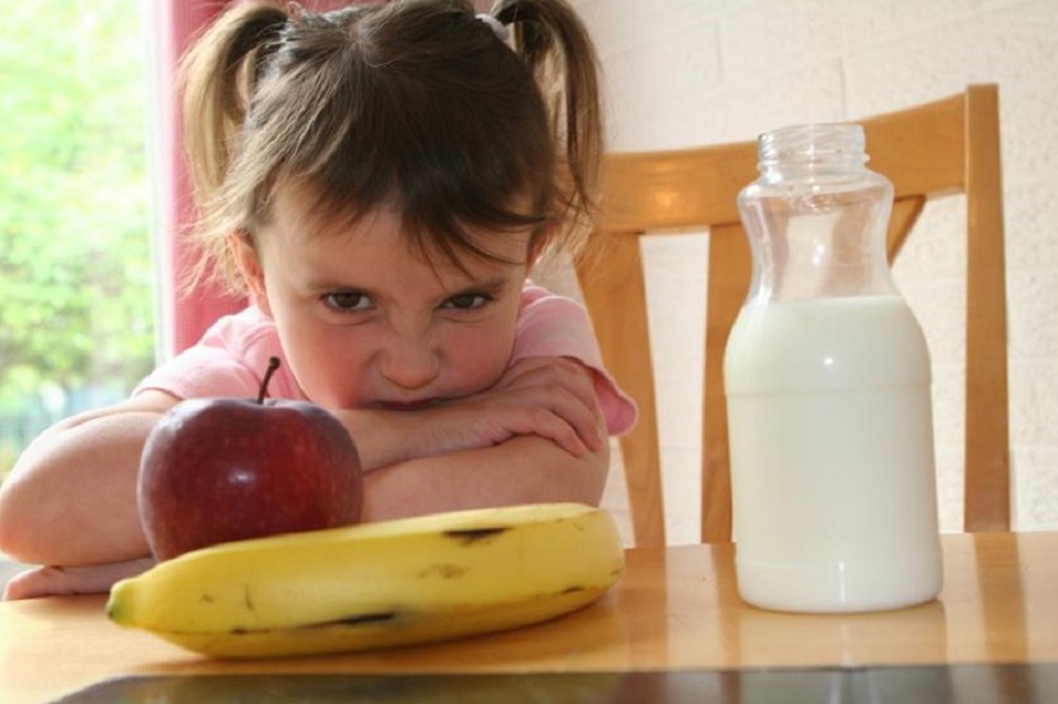 Ailelerin çocuklarına yaptığı 'yemek ye' baskısı iştahsızlığa neden oluyor.