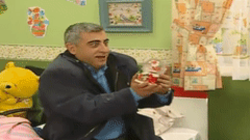 Ya da tarihteki ilk stalker diye de tanımlayabileceğimiz komşu Avni