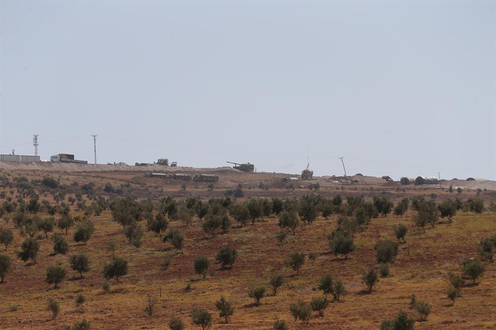 Turkey deploys command units, armored vehicles along Syrian border