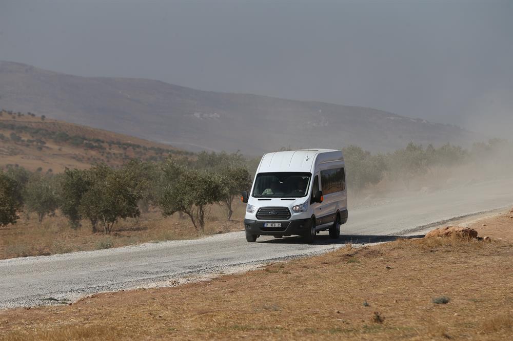 Turkey deploys command units, armored vehicles along Syrian border