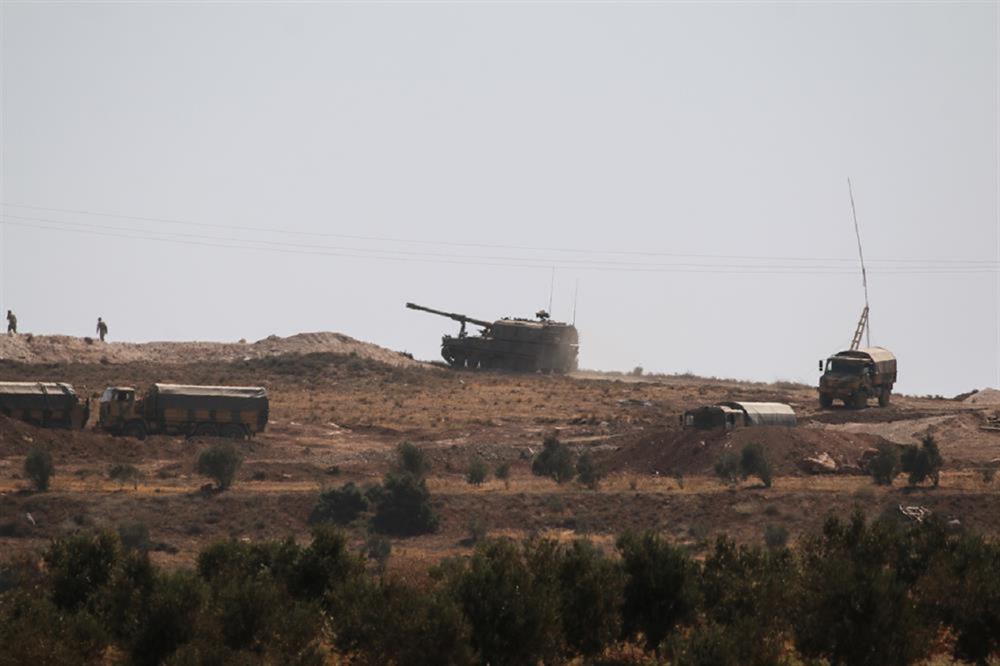 Turkey deploys command units, armored vehicles along Syrian border