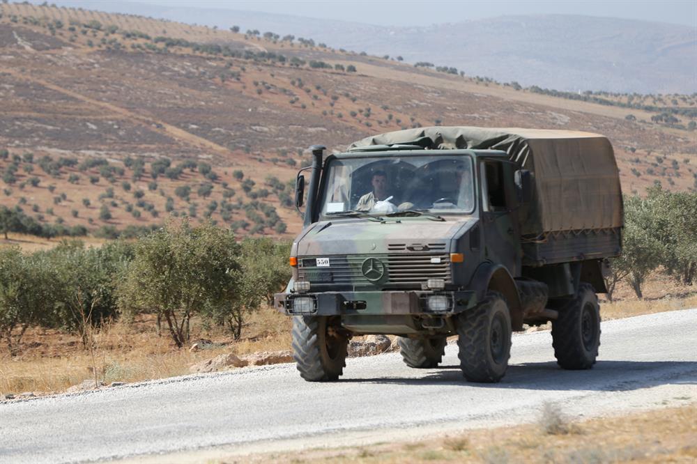 Turkey deploys command units, armored vehicles along Syrian border