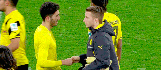 Babanız ile bir yere gideceksiniz ve aceleniz mi var; öyleyse 2 saat önceden çıkmanız gerekir. Çünkü adım başı çıkan eş,dost sizi rahat bırakmayacaktır.
+ O! Abim, bayadır görmüyoruz seni.- İyi işte, ne yapalım... Kızım sen bekle ben 5 dakika sonra geliyorum. ( Gelmedi )