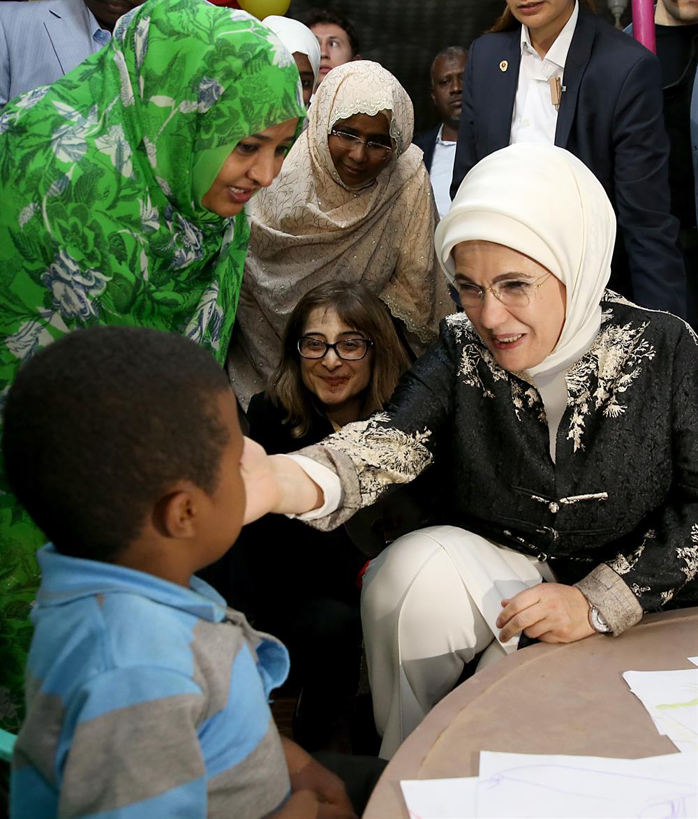 Turkish First Lady Emine Erdoğan met with her Sudanese counterpart Widad Babiker Omer in Khartoum, Sudan on Sunday. She also met with female Sudanese lawmakers on the sidelines of the official visit to the African country.

