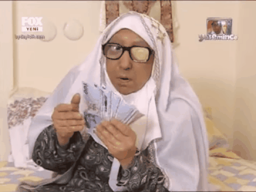 İnce İnce Yasemince - Sürahi Hanım
Yasemin Yalçın'ın henüz 23 yaşında bir konservatuar öğrencisiyken çıkardığı bu karakter, aslında Yılmaz Erdoğan'ın babaannesinden esinlenilerek yazılmıştı.