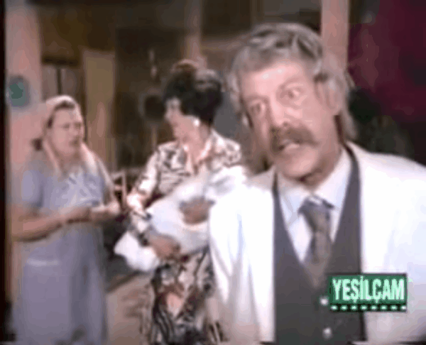 Yavrum
Zeynep Değirmencioğlu’nun hikayenin merkezinde olduğu bu filmde Münir Özkul, Handan karakterinin babasını canlandırır.