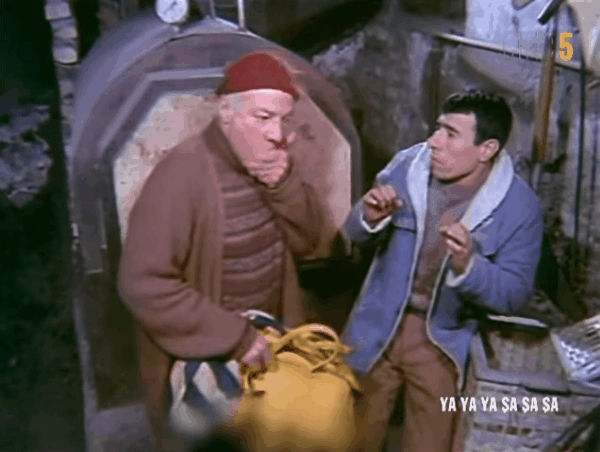 Ya Ya Ya Şa Şa Şa
Bu filmde biraz daha çıkarcı, köylü kurnazı bir babayı canlandırmaktır. Ekonomik seviyesi iyi durumda olan kişilerin yaşadığı bir apartmanda (zamanının rezidans binası) kapıcılık yapmaktadır.