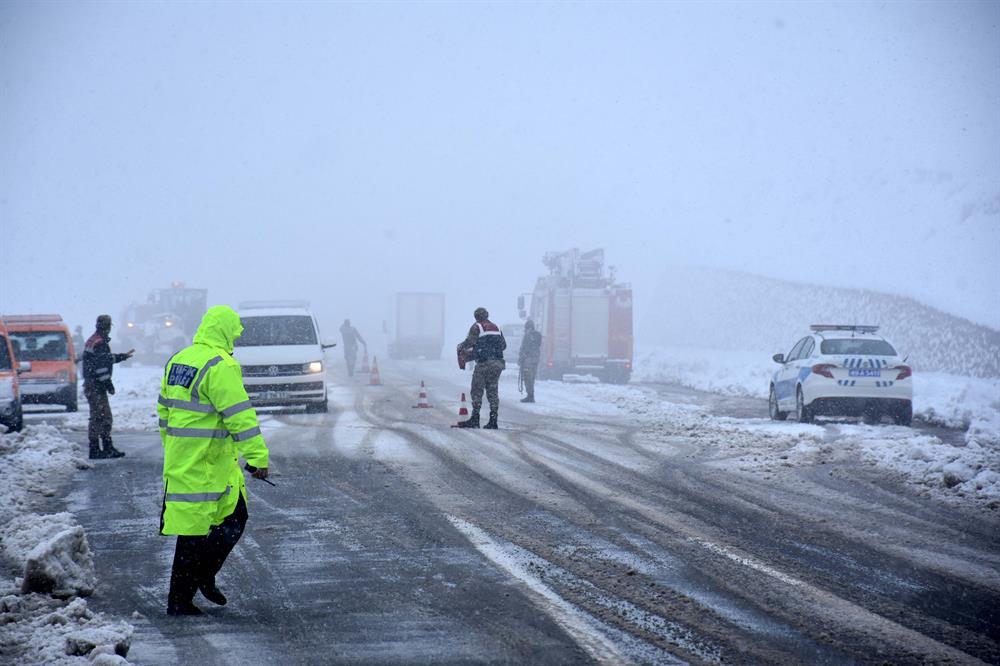 Bus accident kills six, injures 29 in Turkey's Muş