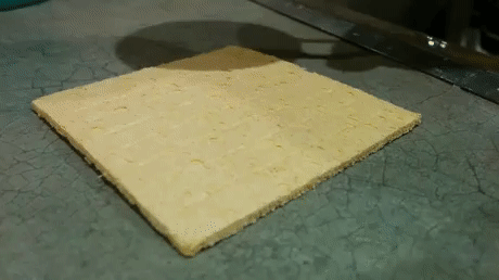 ​Kuru ve sıkıştırılmış süngere su dökülürse...