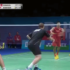 Badminton rallisi uzuyor