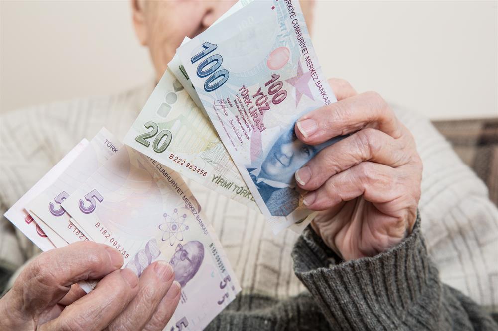 65 yaş üstü vatandaşlara devlet yaşlılık maaşı veriyor.