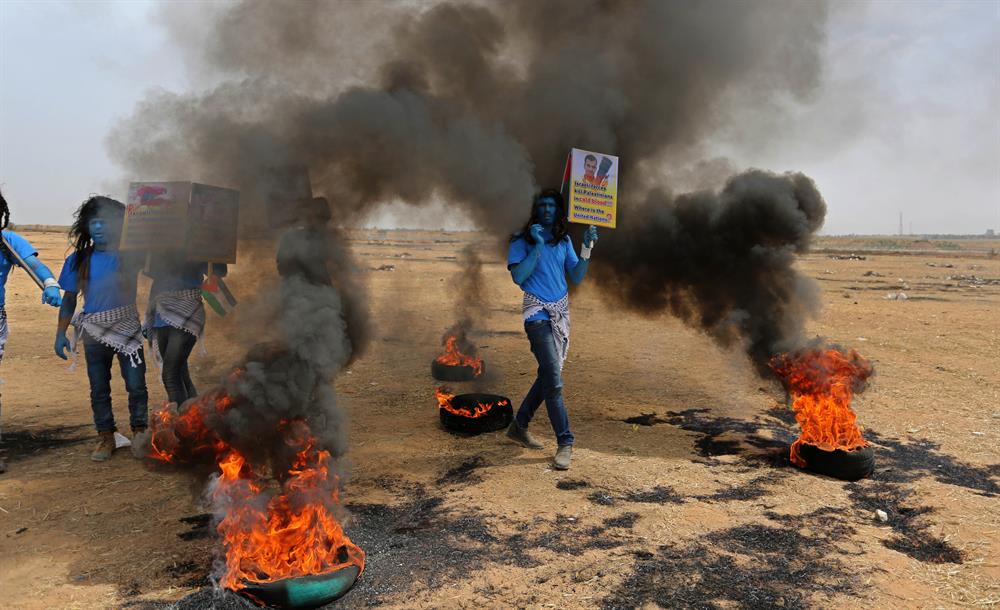Palestinians dressed as Avatar characters protest near Gaza-Israel border