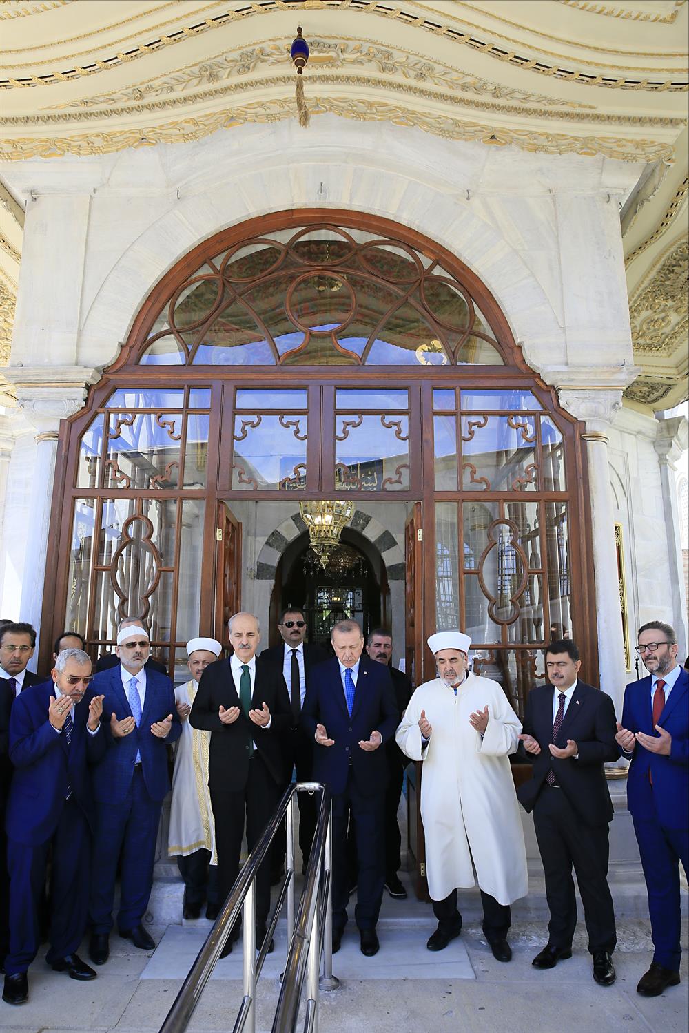 Erdoğan visits Sultan Mehmed II tomb after its renovation
