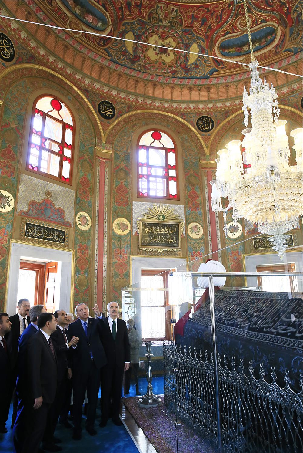 Erdoğan visits Sultan Mehmed II tomb after its renovation