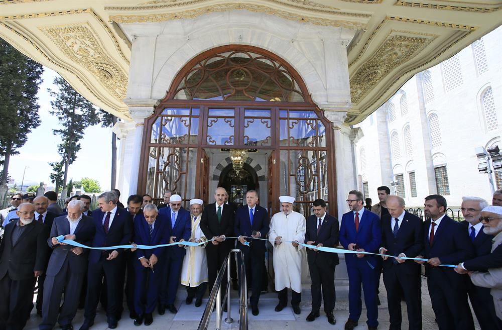 Erdoğan visits Sultan Mehmed II tomb after its renovation