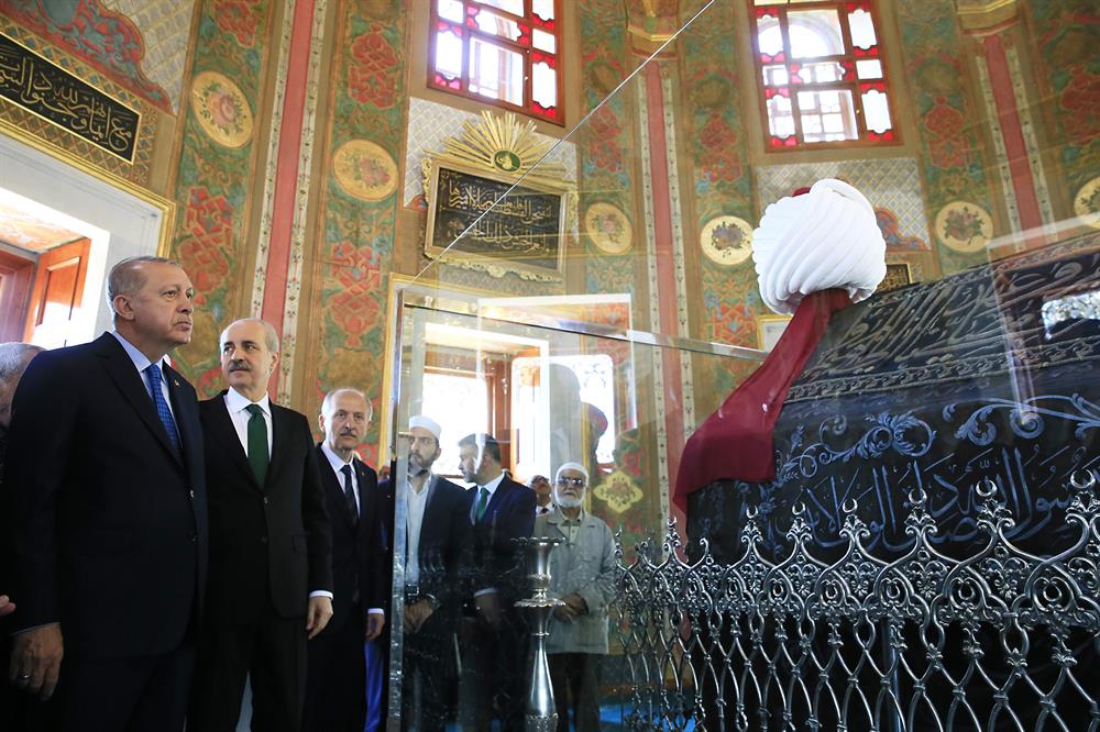 Erdoğan visits Sultan Mehmed II tomb after its renovation