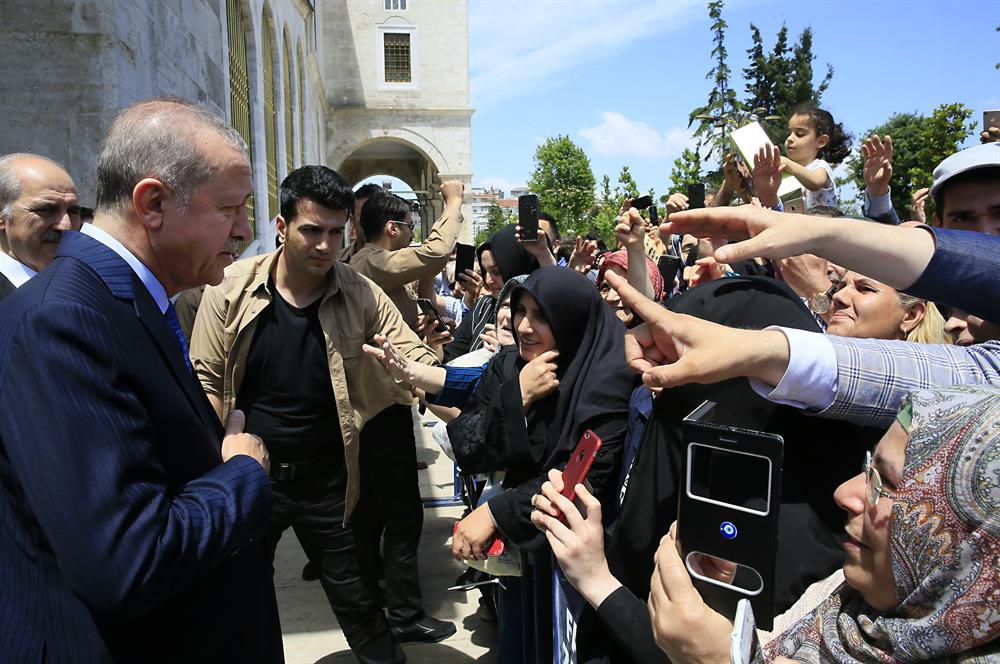 Erdoğan visits Sultan Mehmed II tomb after its renovation