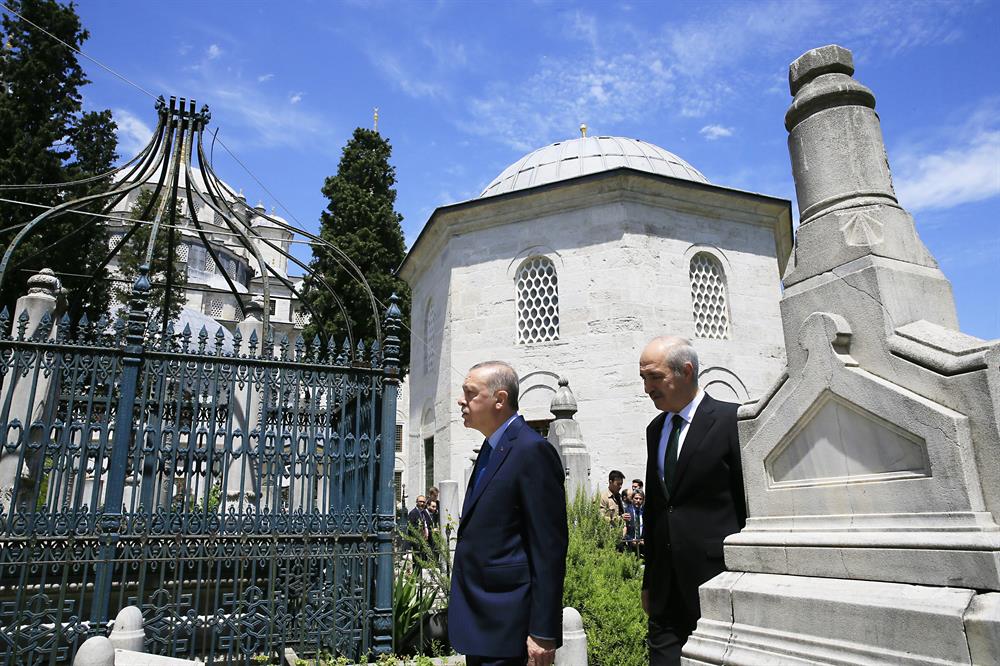 Erdoğan visits Sultan Mehmed II tomb after its renovation