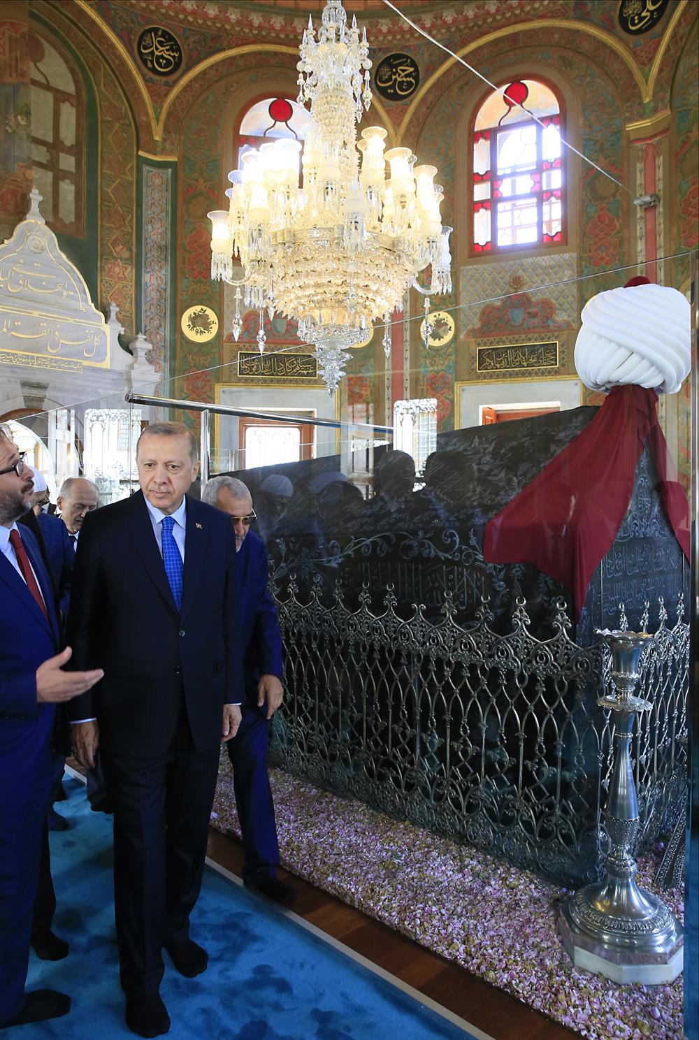 Erdoğan visits Sultan Mehmed II tomb after its renovation
