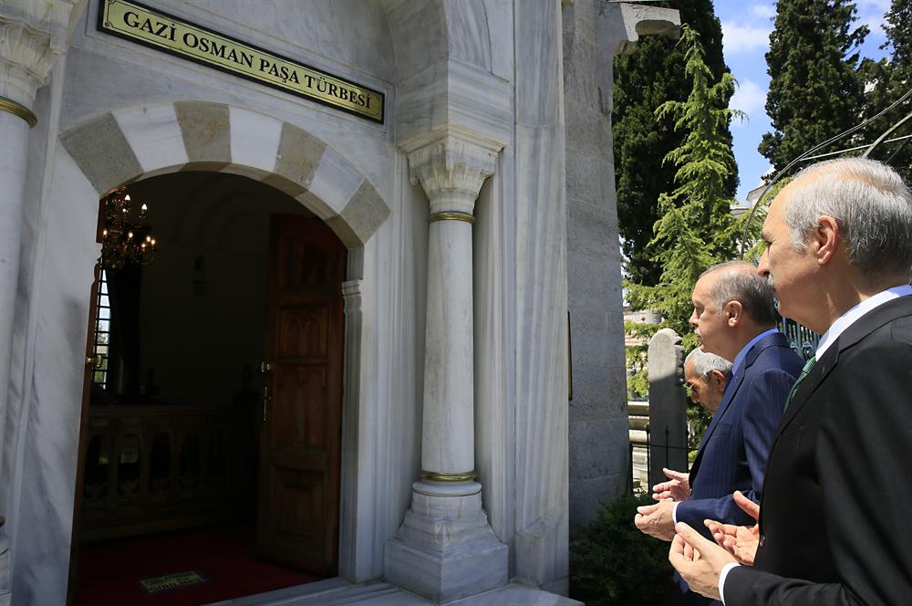 Erdoğan visits Sultan Mehmed II tomb after its renovation