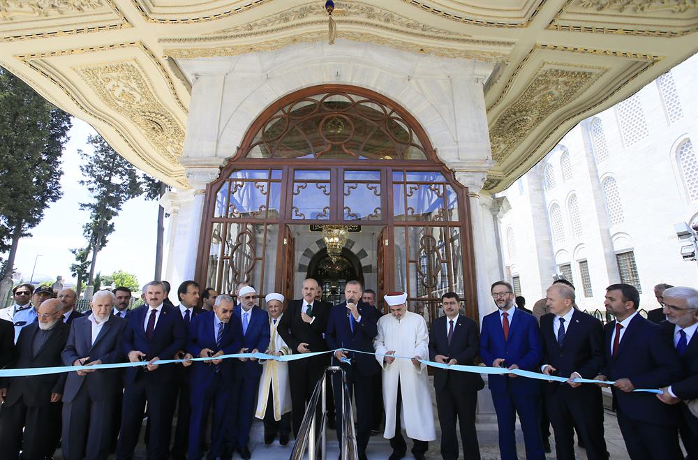 Erdoğan visits Sultan Mehmed II tomb after its renovation