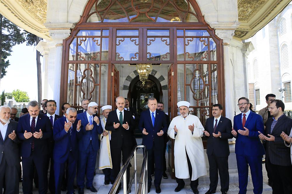Erdoğan visits Sultan Mehmed II tomb after its renovation