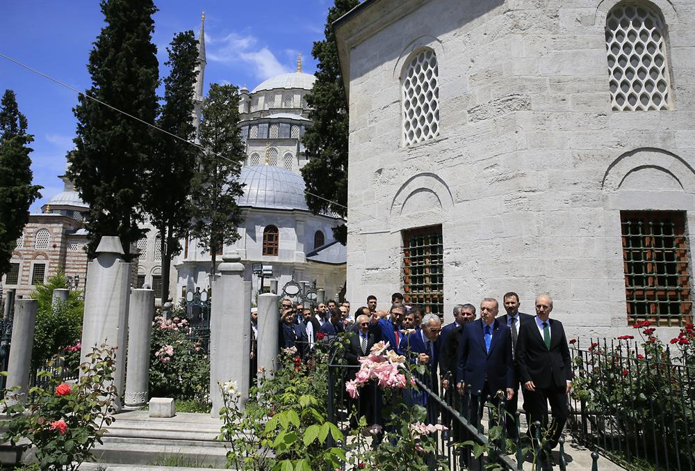 Erdoğan visits Sultan Mehmed II tomb after its renovation