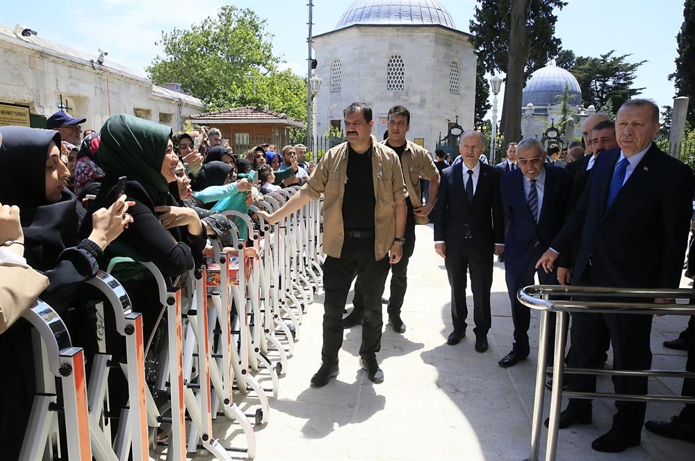 Erdoğan visits Sultan Mehmed II tomb after its renovation