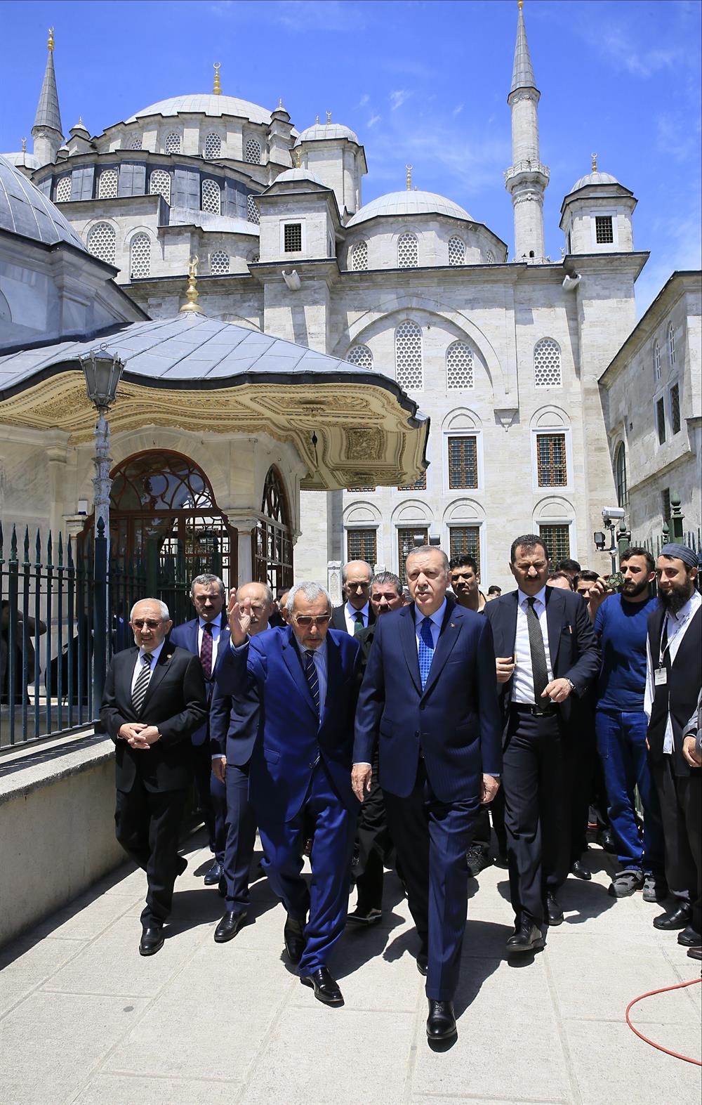 Erdoğan visits Sultan Mehmed II tomb after its renovation
