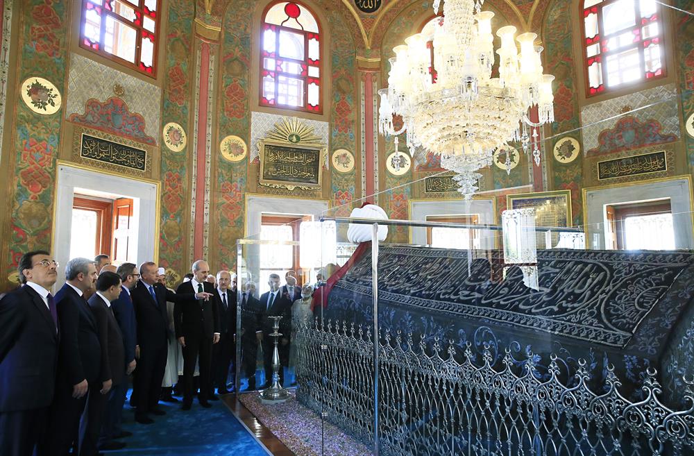Erdoğan visits Sultan Mehmed II tomb after its renovation