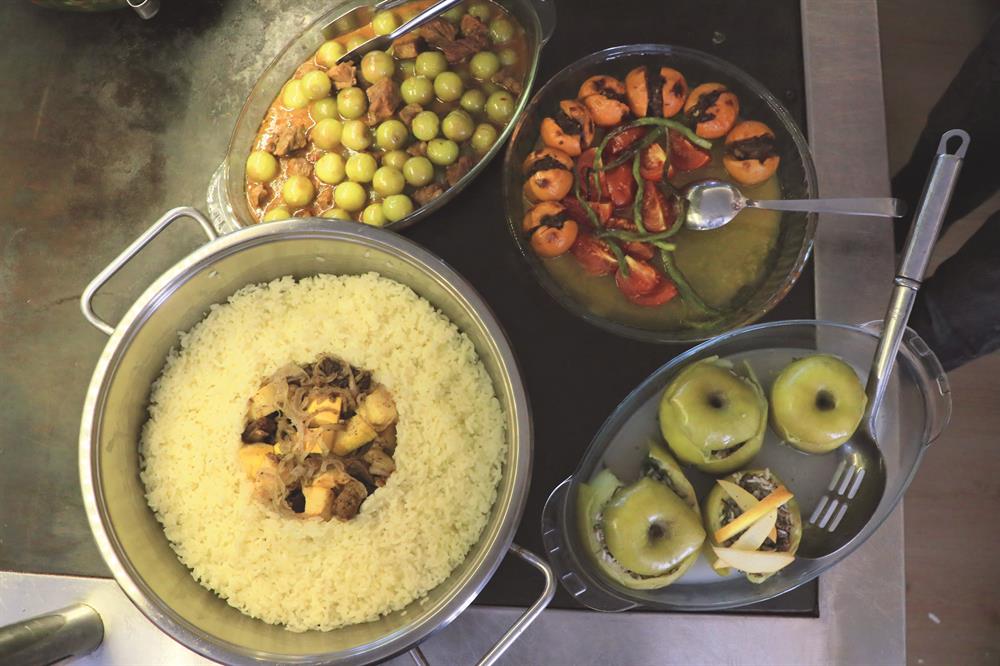 osmanli nin meyve yemekleri kavun dolmasindan erikli yahniye yeni safak