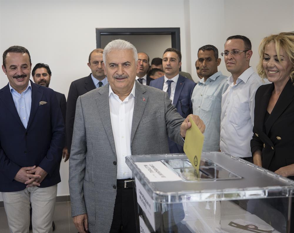 Presidential candidates, politicians cast votes in Turkey elections