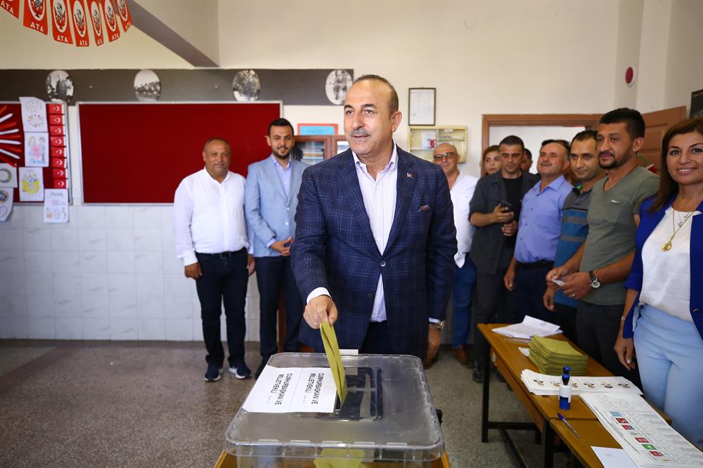 Presidential candidates, politicians cast votes in Turkey elections