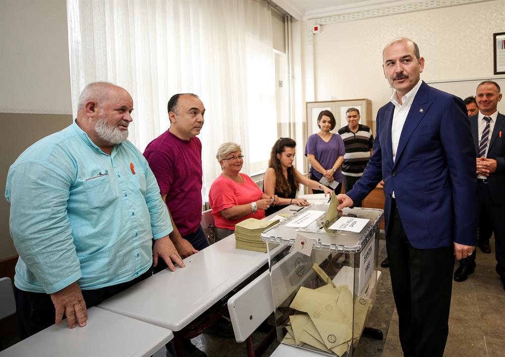 Presidential candidates, politicians cast votes in Turkey elections