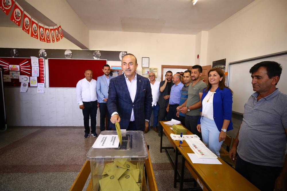 Presidential candidates, politicians cast votes in Turkey elections