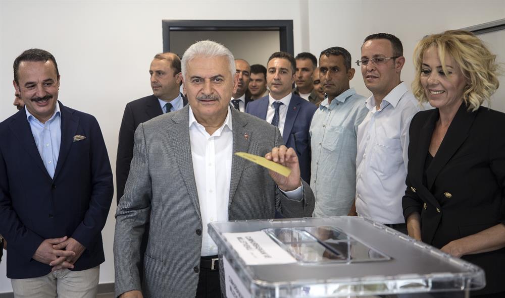Presidential candidates, politicians cast votes in Turkey elections