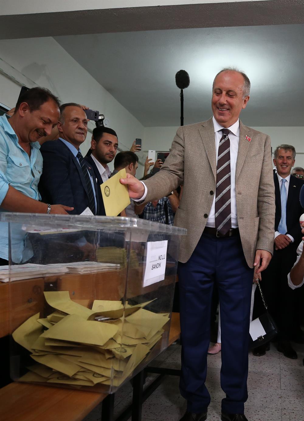 Presidential candidates, politicians cast votes in Turkey elections