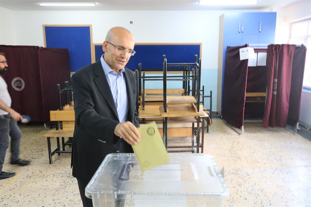 Presidential candidates, politicians cast votes in Turkey elections