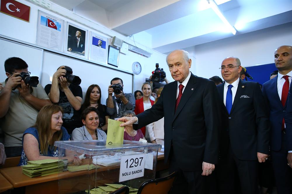 Presidential candidates, politicians cast votes in Turkey elections